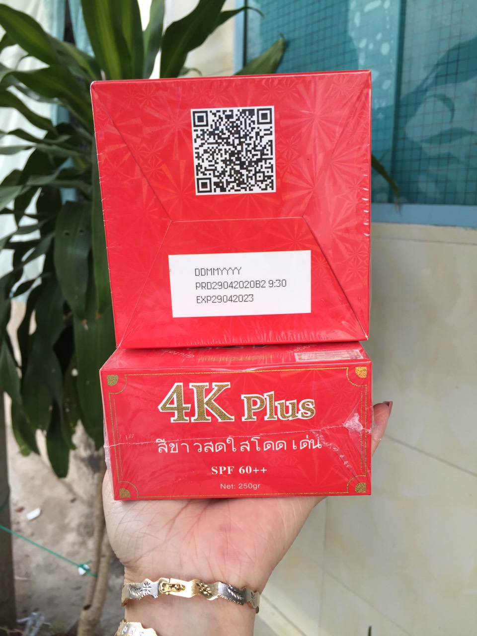 [Ảnh thật] KEM BODY 4K PLUS ĐỎ THÁI LAN CÓ HẠT TINH THỂ