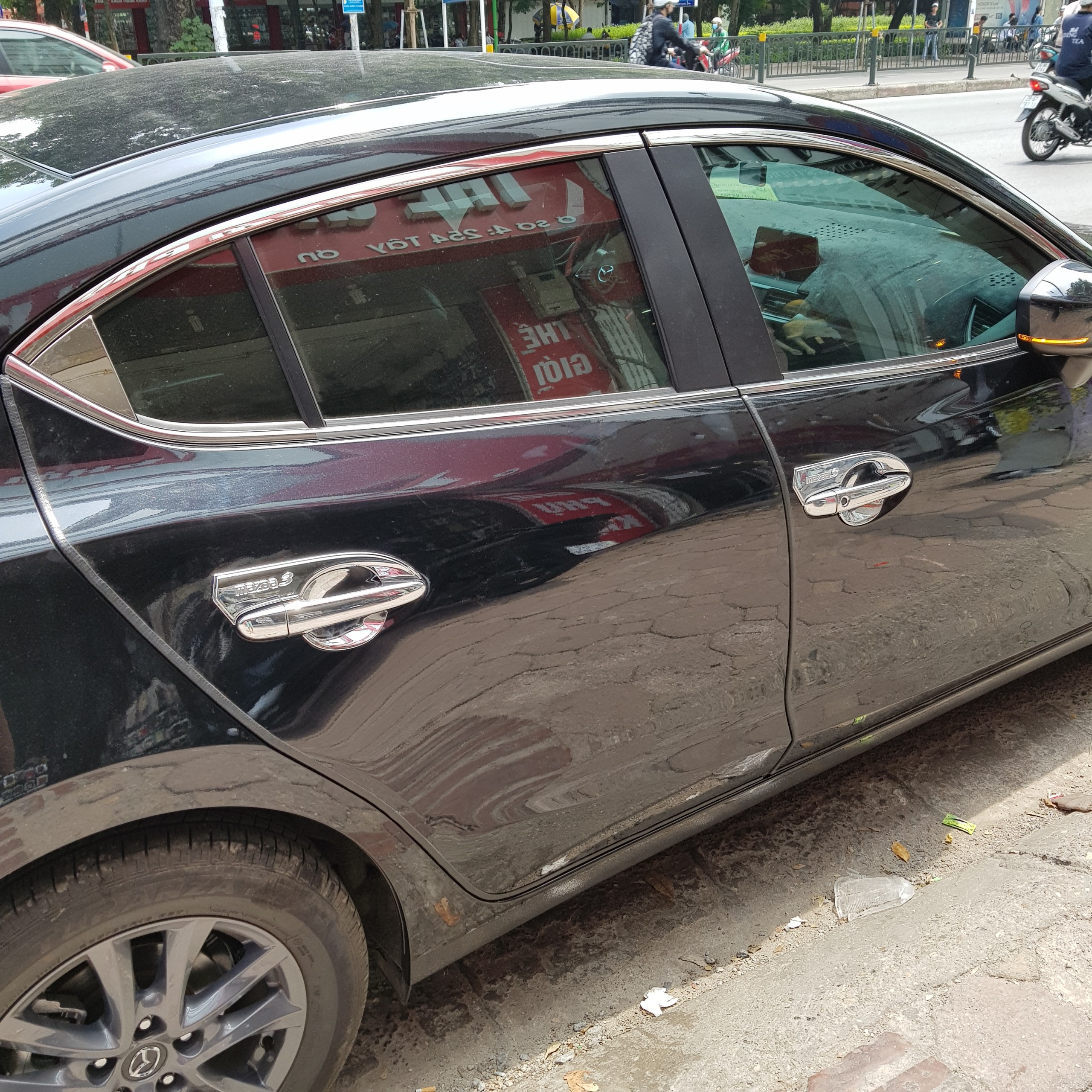 Ốp nắp đậy bình xăng Mazda 3 2015-2019