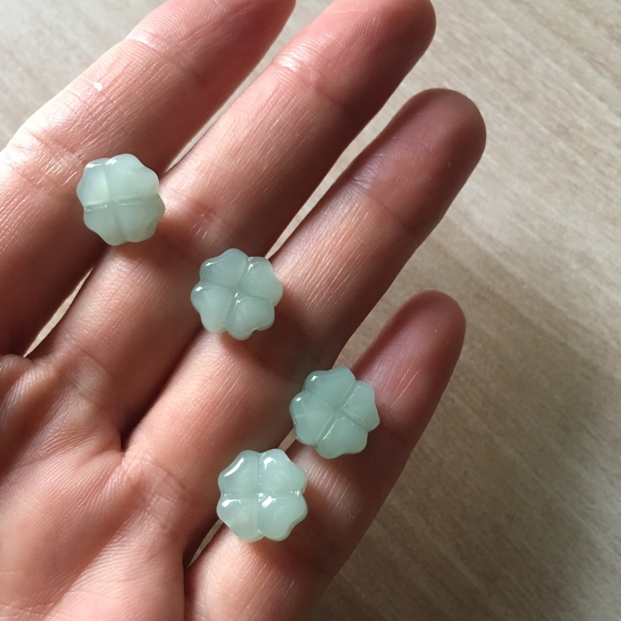 🍀1 mặt đá 10mm cỏ 4 lá lỗ xỏ dây 0.8mm 🍀🍀