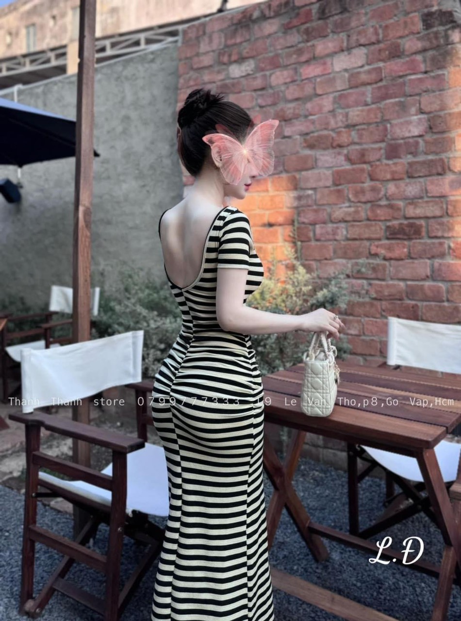 Đầm body kẻ sọc cổ vuông khoét sâu tay ngắn dáng dài hở lưng, Váy body kẻ len tăm dáng dài đuôi cá cộc tay