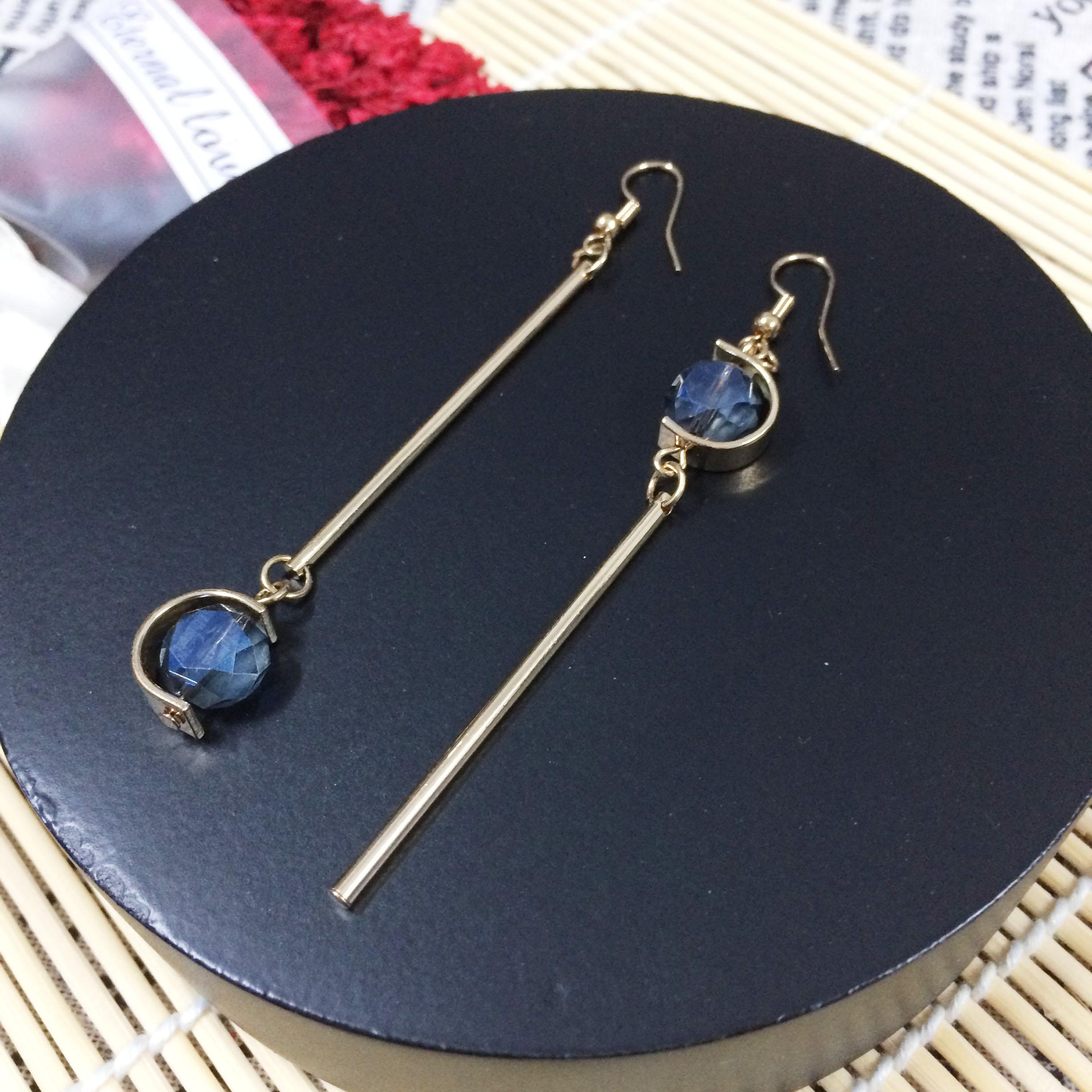 Khuyên tai thời trang bất đối xứng