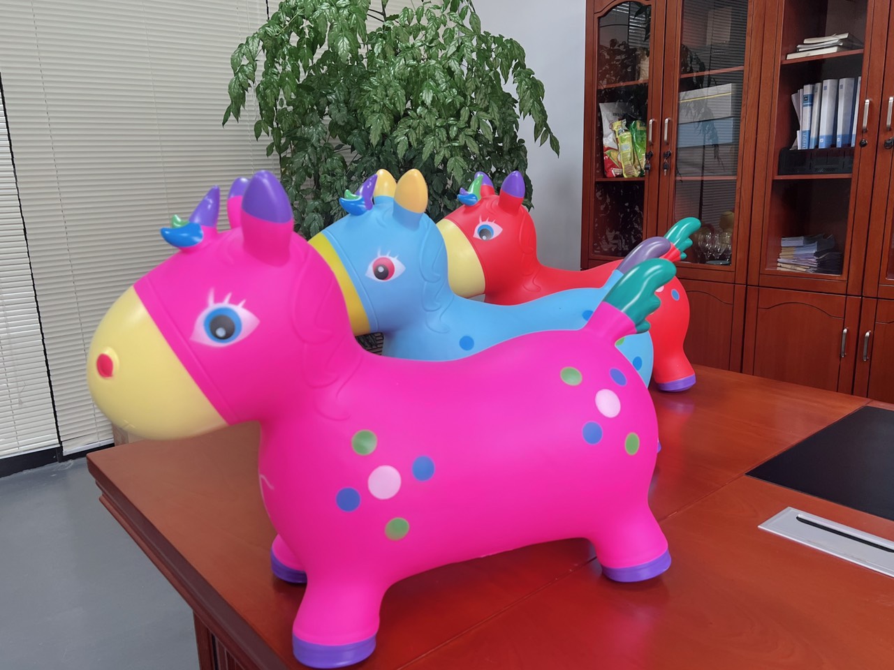 THÚ NHÚN CHO BÉ HÌNH CON HƯƠU CÓ NHẠC