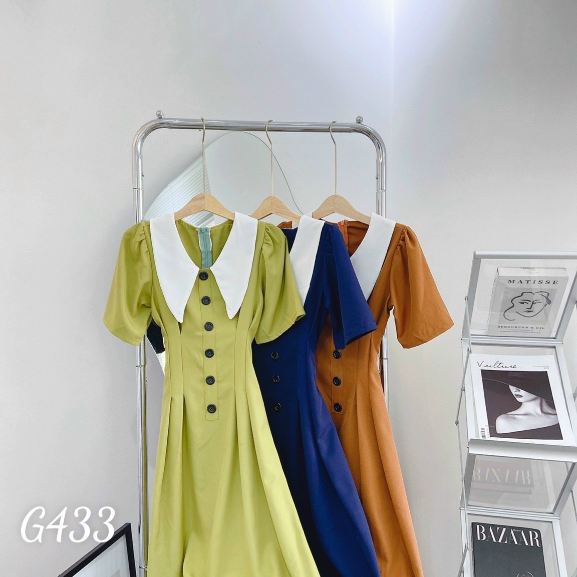 Đầm xoè cổ lá sen eo xếp ly phối nút vải kate G433