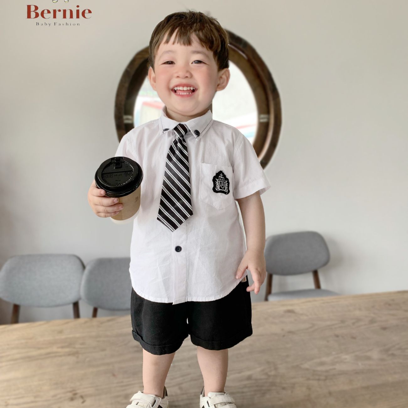 Set bộ đi chơi bé trai BERNIE áo sơ mi trắng cà vạt phối huy hiệu cho bé từ 9 đến 24kg