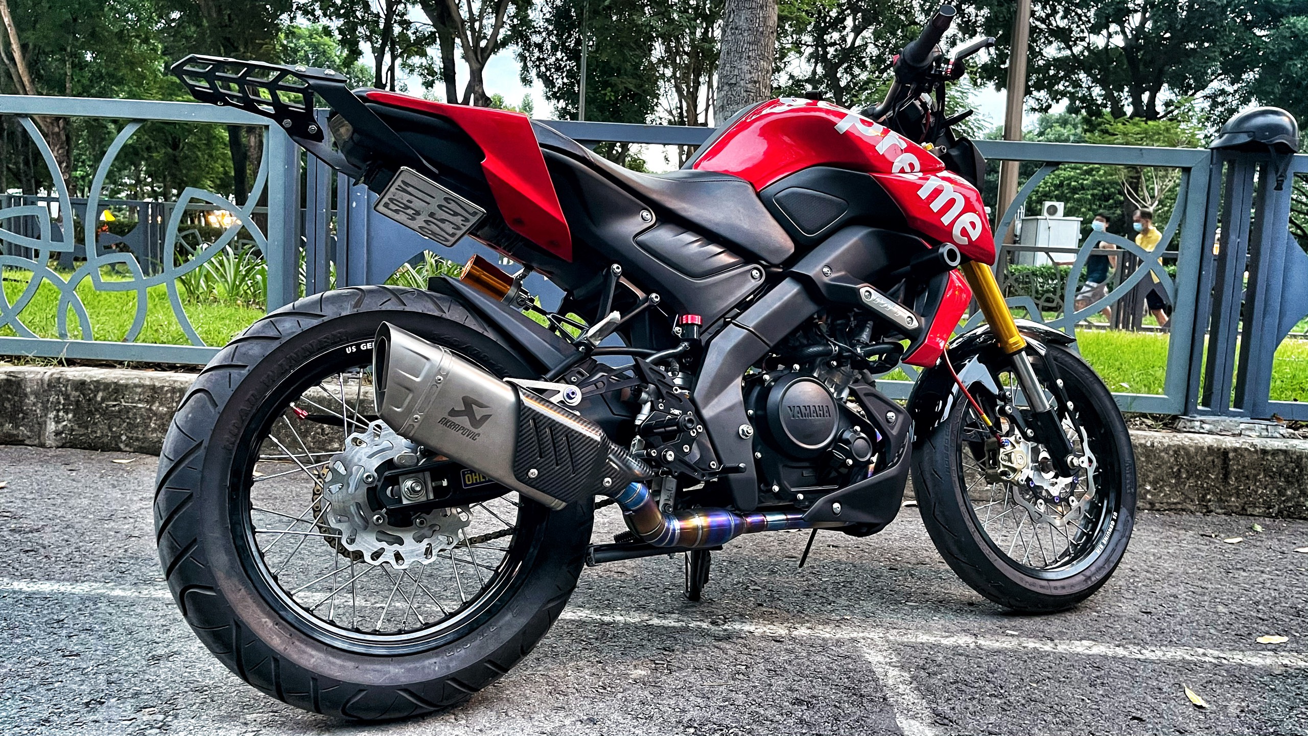 [HCM]PÔ AKRAPOVIC R1 CARBON