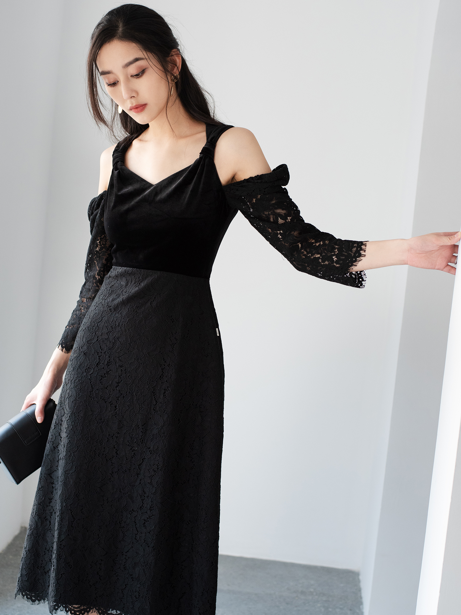 Váy ren phối nhung chun vai D.CHIC MS: 282519