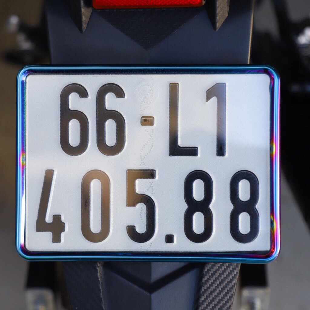 Khung biển xe máy viền titan 7 màu có ốp inox và tấm nhựa mica đi kèm lắp đặt đơn giản tại nhà