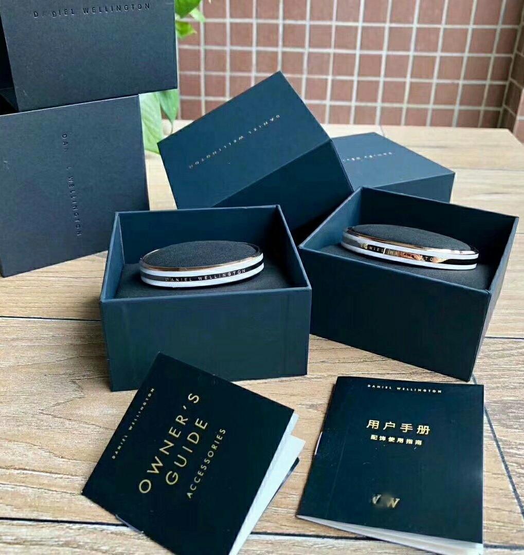 Vòng CUFF mẫu mới D.V.V nam nữ  bằng titan không phai màu