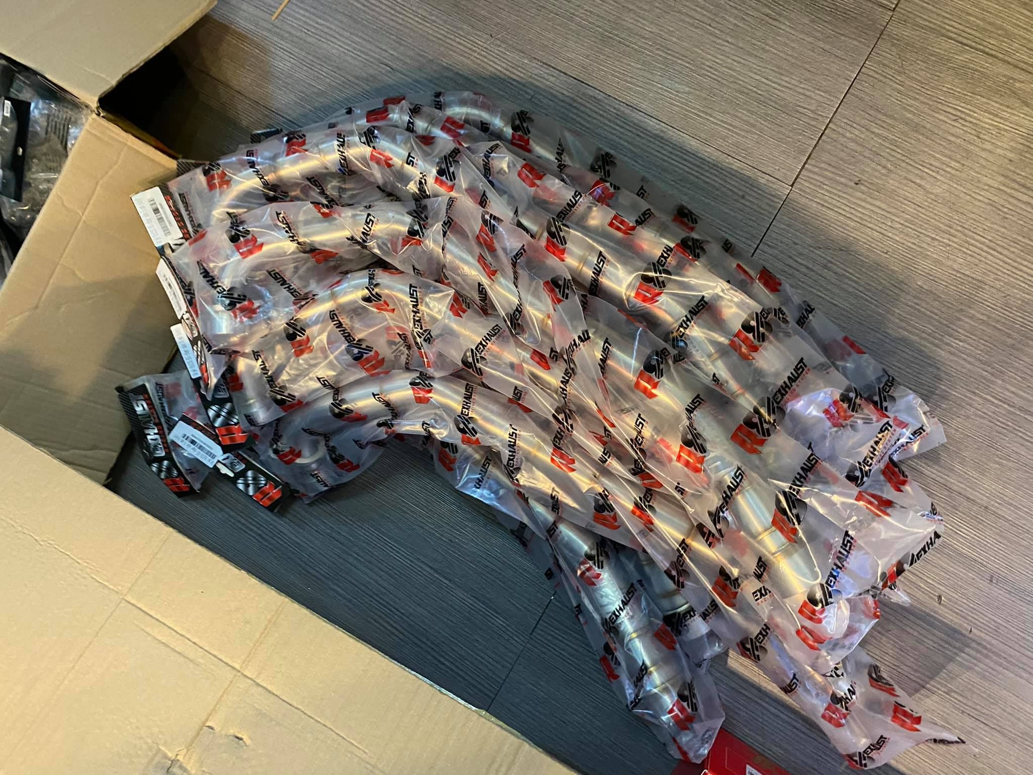 cổ pô R8 fôm AHM cho ex150 winer