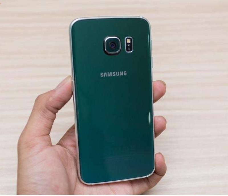Điện Thoại Samsung Galaxy S6 Edge Chuẩn Zin 100% Với Màu Xanh Lục Bảo Siêu Hiếm - Siêu Đẹp. Tặng Sạc Cáp Chính Hãng Và Tai Nghe AKG.