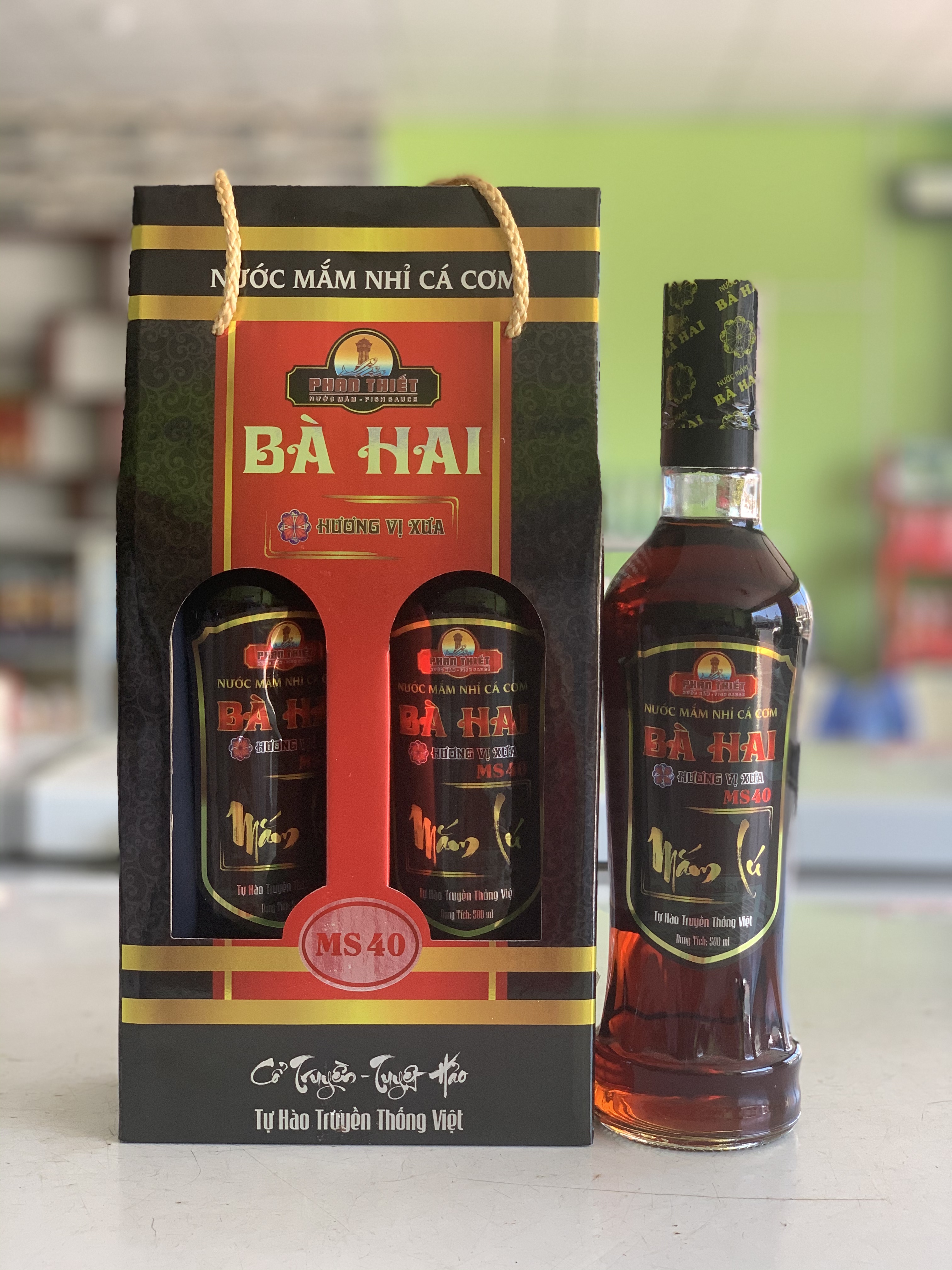 Xách Nước Mắm Lú Cá Cơm Bà Hai Đặc Biệt 40 độ đạm (2 Chai Thuỷ Tinh  x 500ml )