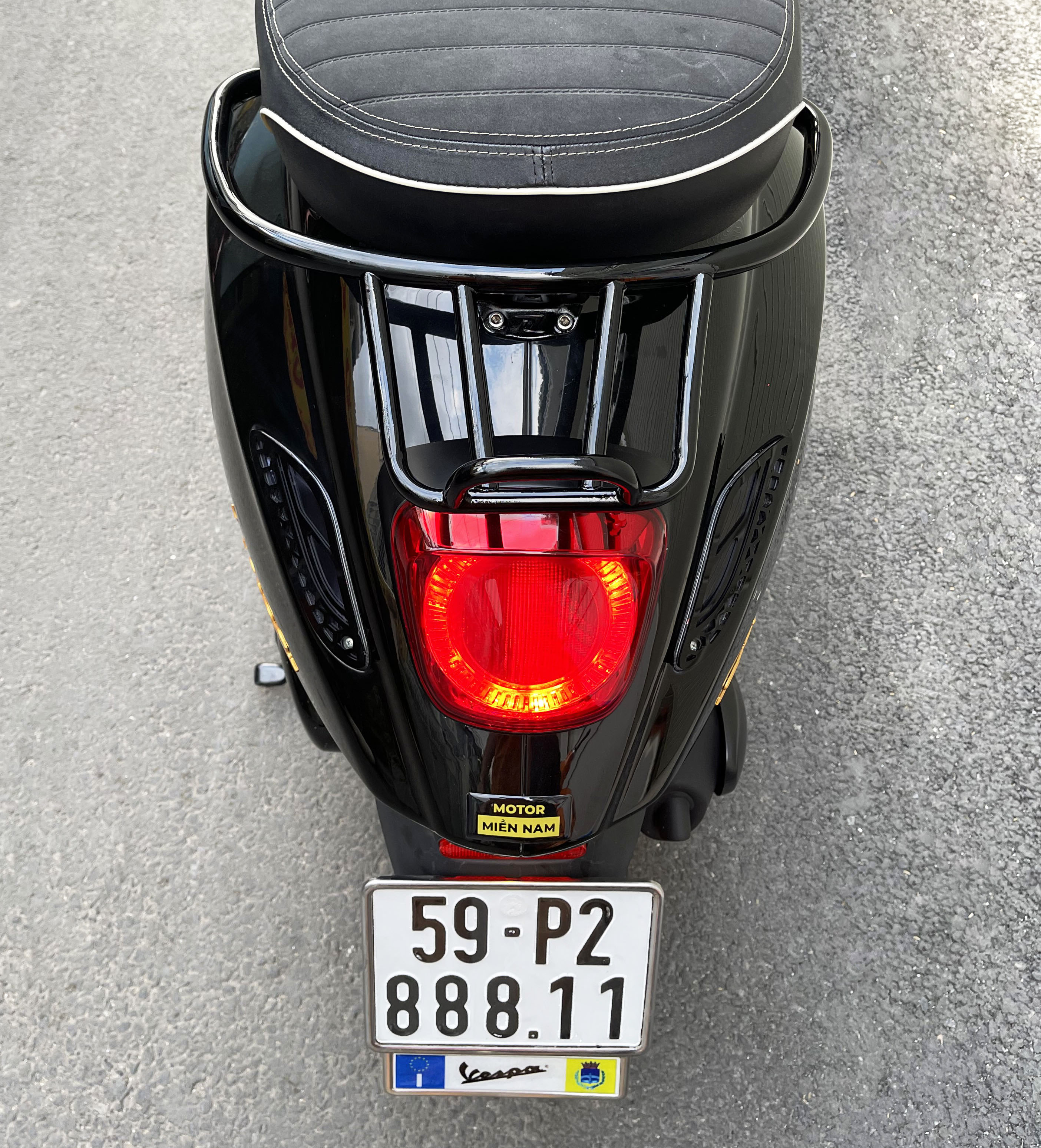 Đế biển số Vespa