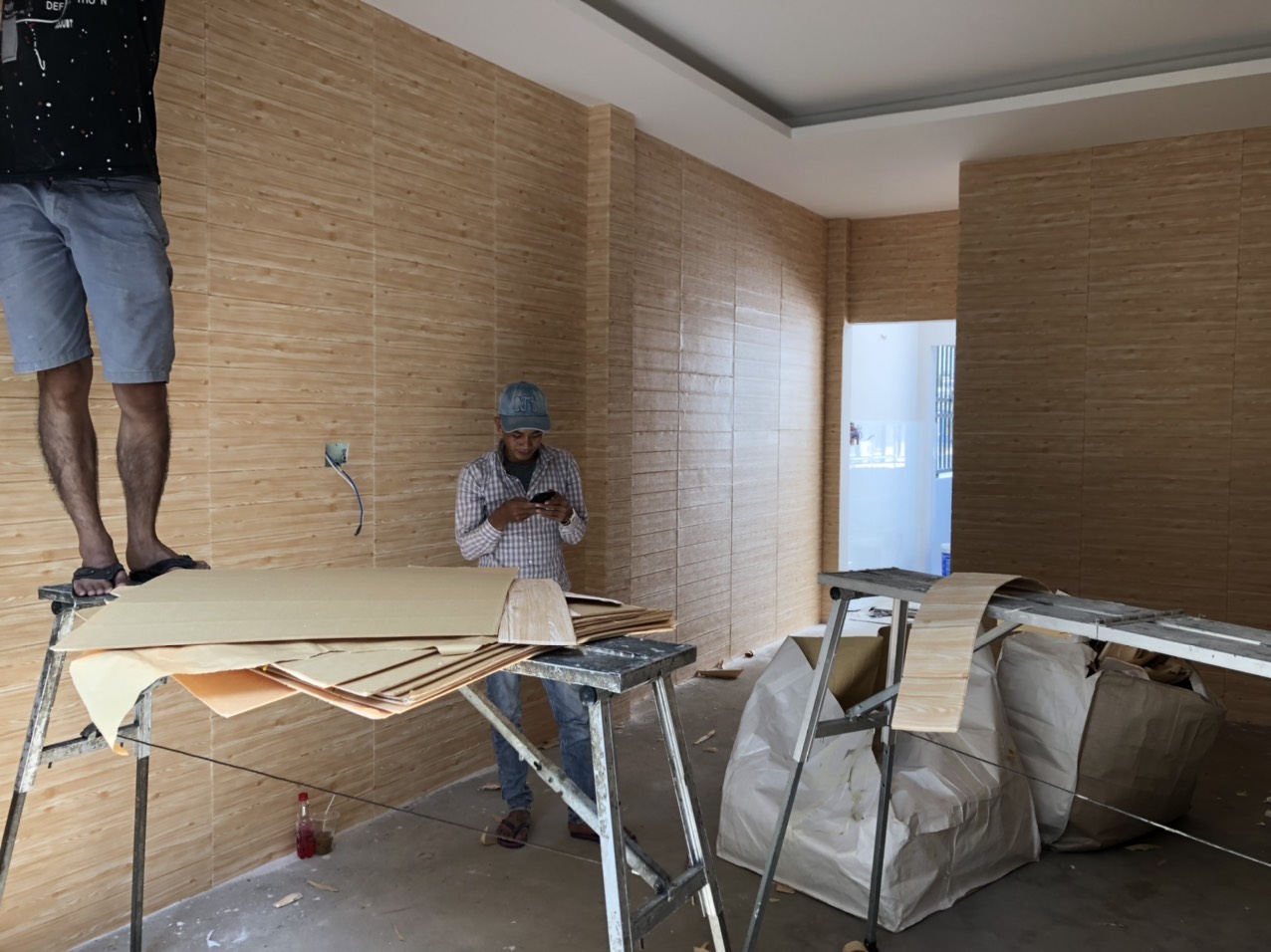 (Bộ 10 Tấm) HCM Sỉ XỐP DÁN TƯỜNG VÂN GỖ GIÁ RẺ - Sẵn Keo