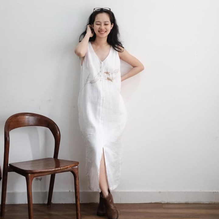 Đầm suông Linen không tay cổ V dáng dài 2 lớp thêu hoa sang trọng ArcticHunter - Trắng