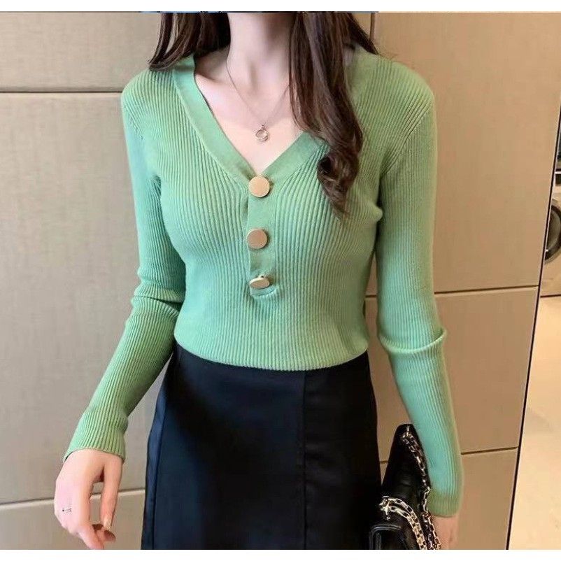 Áo len cổ tim phối ba nút tay dài