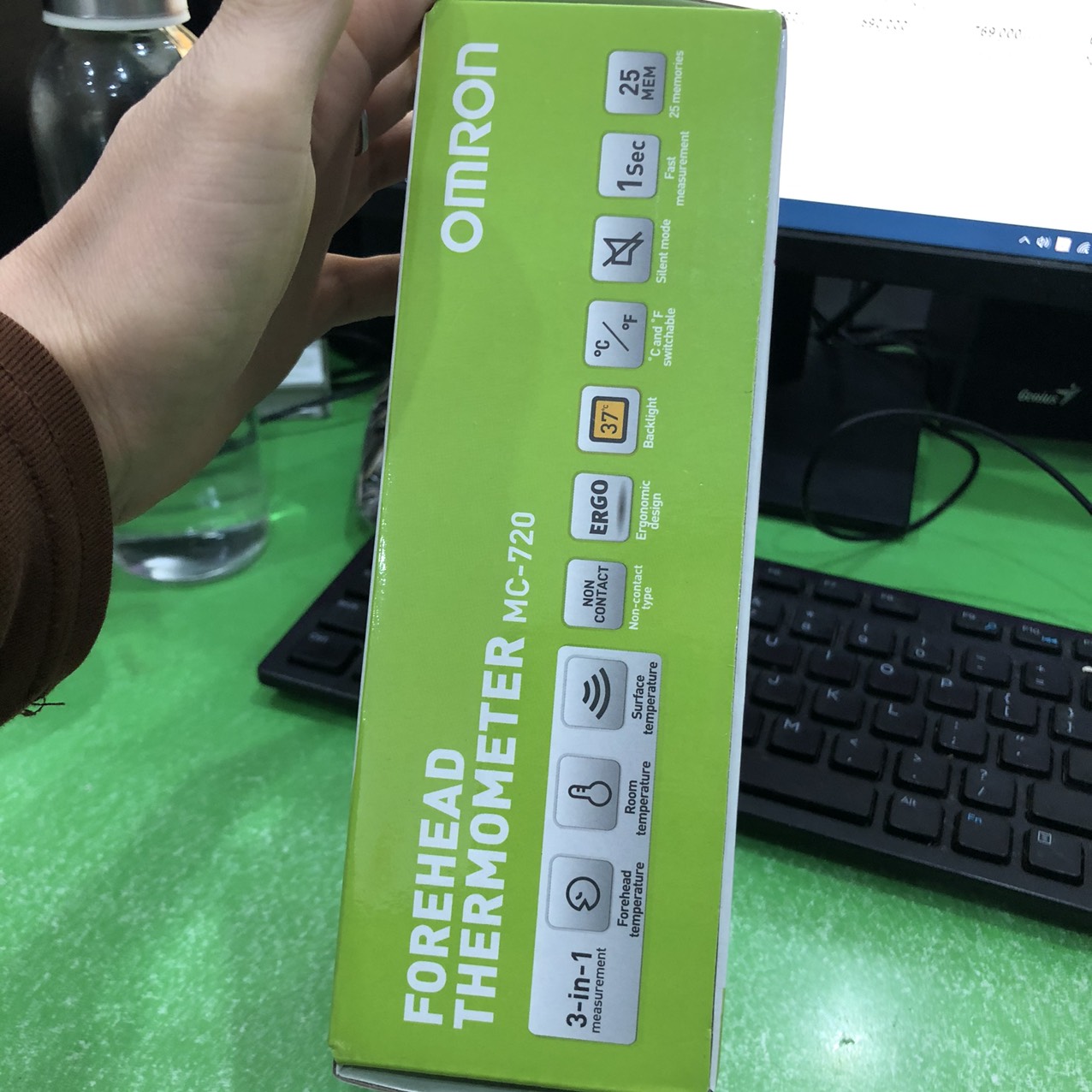 Nhiệt kế đo trán Omron MC-720
