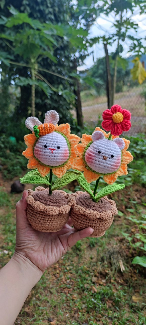 Chậu hoa bé heo, thỏ mặt trời, capybara, gấu có hoa bằng len Handmade(Ảnh Thật)