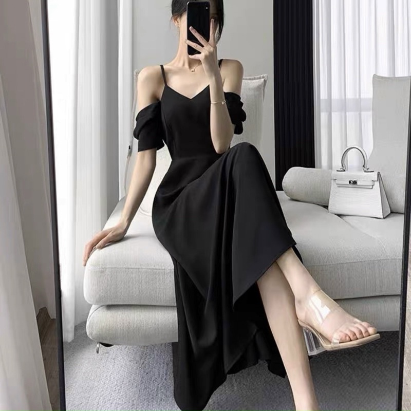 Đầm đen cổ V dây vai