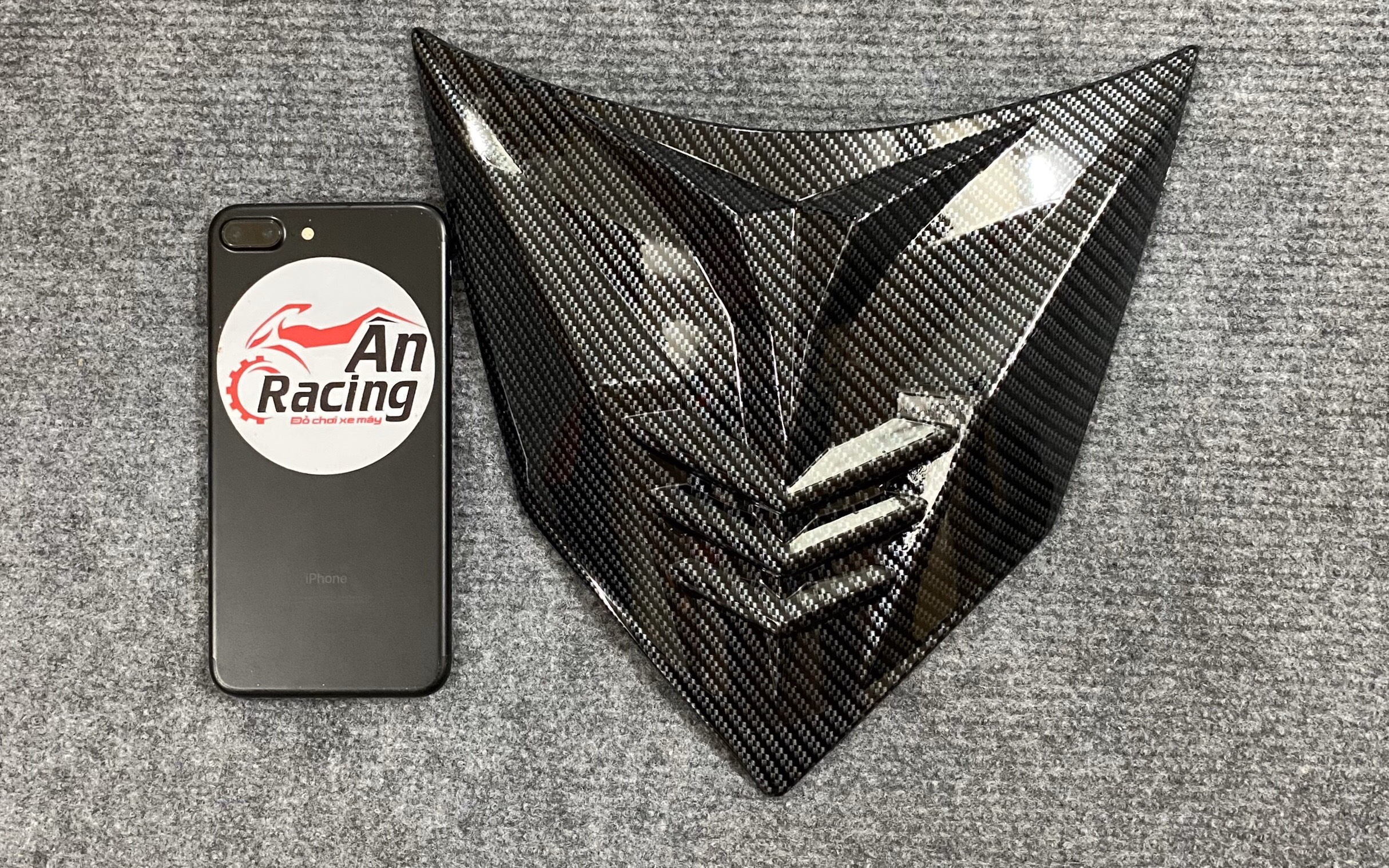 Ốp nạ gắn xe winner x carbon