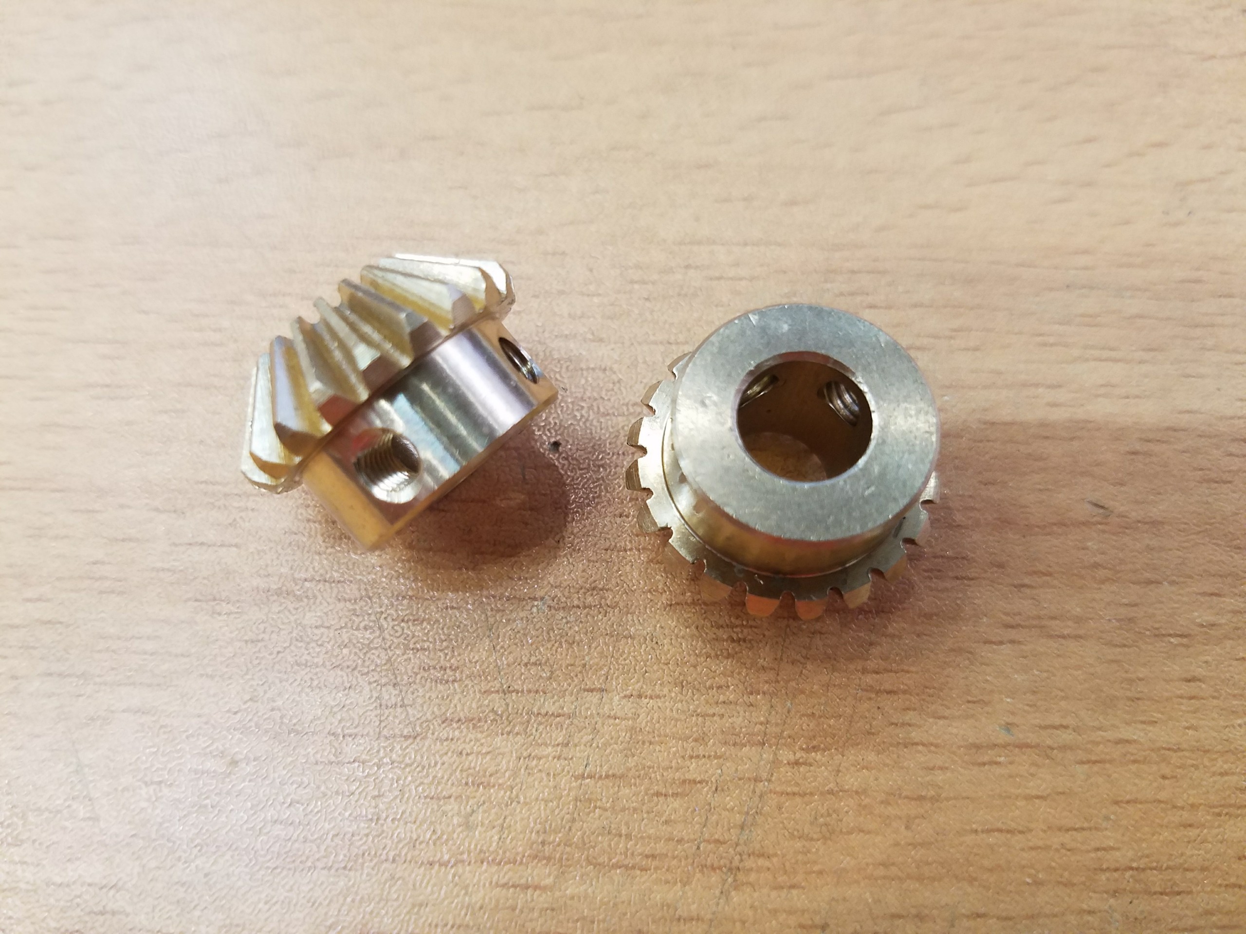 Bánh răng côn 20 răng lỗ 8mm 6mm bằng đồng ,giá bán 1 cái
