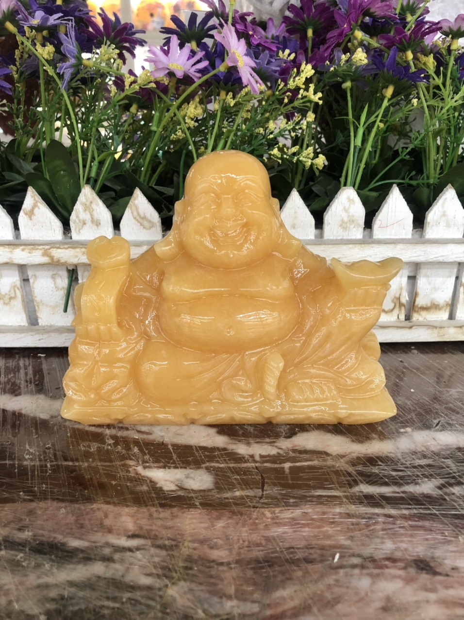Tượng Phật Di Lặc ngồi cầm thỏi vàng và gậy như ý phong thủy đá ngọc hoàng long trang trí bàn làm việc, taplo xe ô tô - Dài 15cm