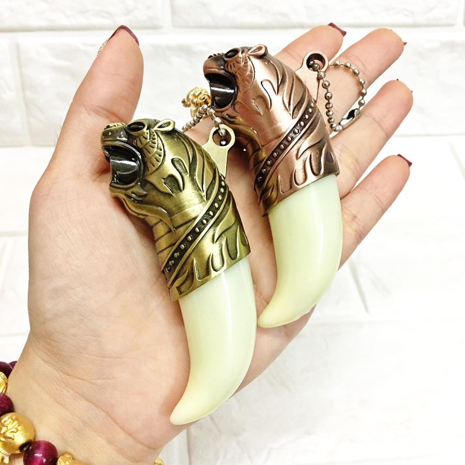 (BẬT LỬA ĐỘC LẠ) HỘT QUẸT KHÈ MÓC KHÓA HÌNH NANH