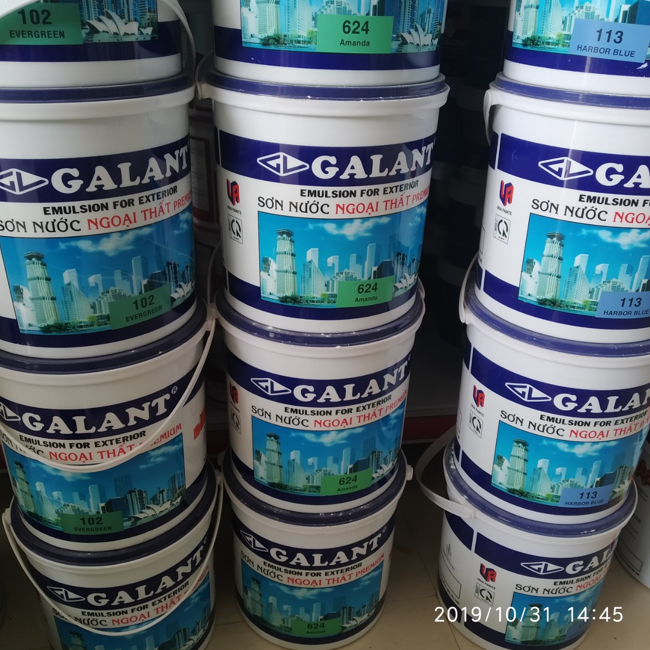 Sơn nước ngoại thất Galant màu trắng - sơn tường phào chỉ bê tông thạch cao