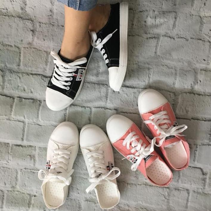 Giày thể thao nữ, giày sục