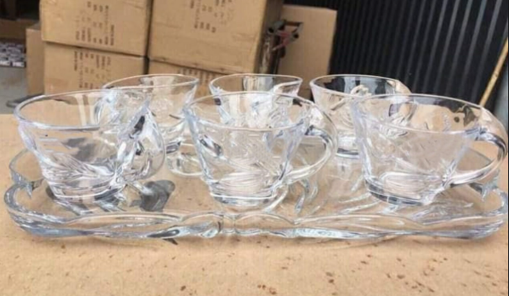 BỘ 6 CỐC LỆCH THỦY TINH KÈM KHAY TRẮNG