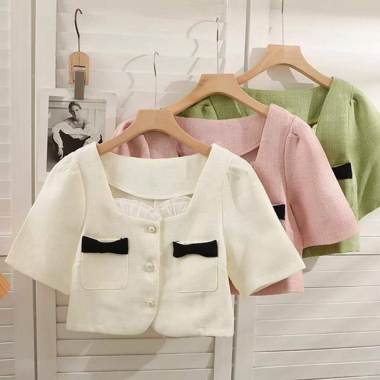 B990- Áo sơ mi croptop  kiểu túi phối nơ