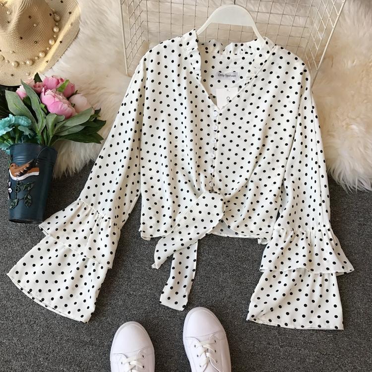 Áo chấm bi tay tầng cột eo