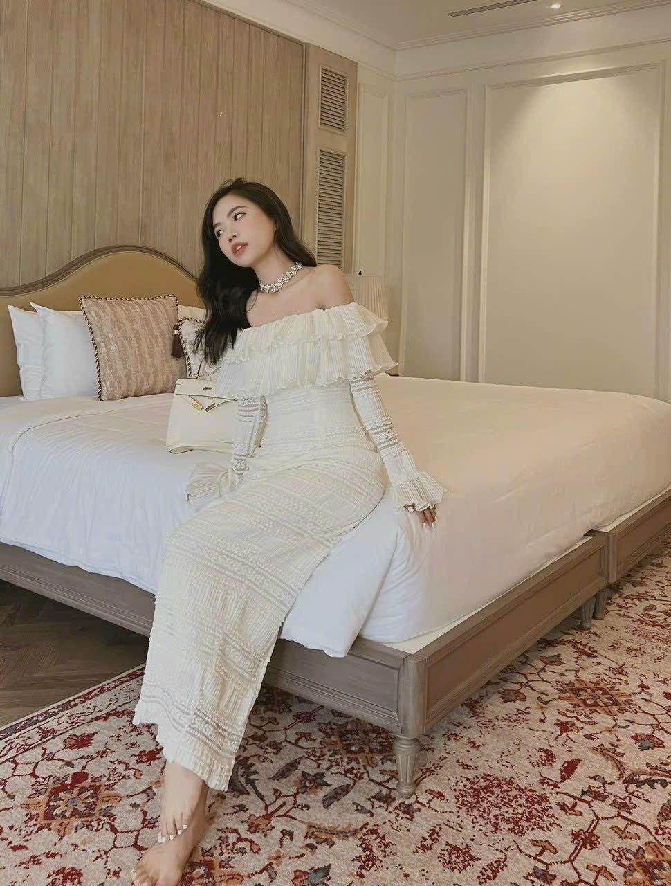 Đầm ren trễ vai phối bèo tay dài