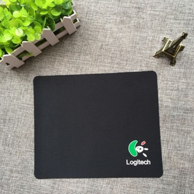 Lót chuột hãng Logitech size 20x24cm
