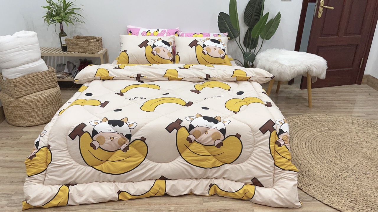 Bộ Chăn Phao 5 Món Mẫu Bò Sữa Chuối P53 ( Gồm 1 Chăn Phao, 1 ga bo chun,2 vỏ gối nằm và 1 vỏ gối ôm)