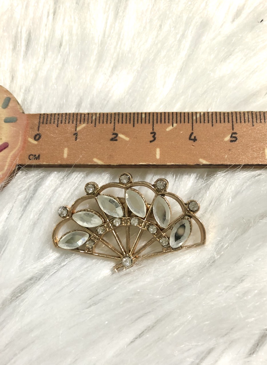 [HCM]Cài áo hình quạt đinh đá. KT 3 x 4cm