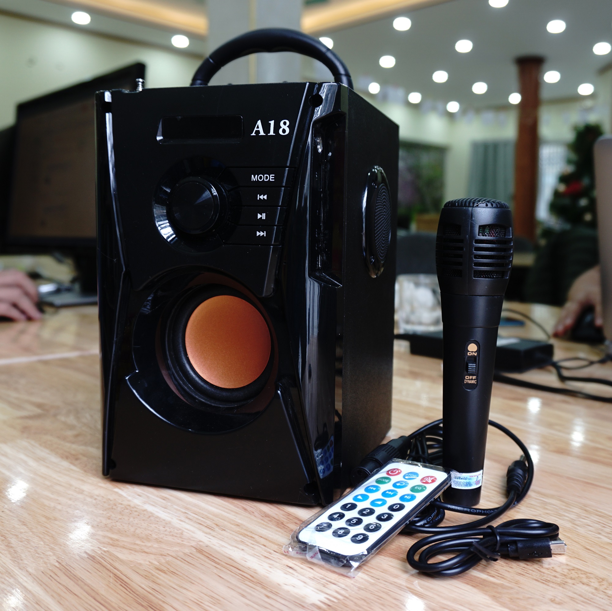 Loa karaoke di động 2 tấc, loa bluetooth sách tay công suất lớn MTA18, TẶNG MIC khi theo dõi gian hàng - Loa nghe nhạc cao cấp, âm thanh 3 trong 1 ( Hàng Chất) - Bảo hành Chính Hãng 1 Đổi 1
