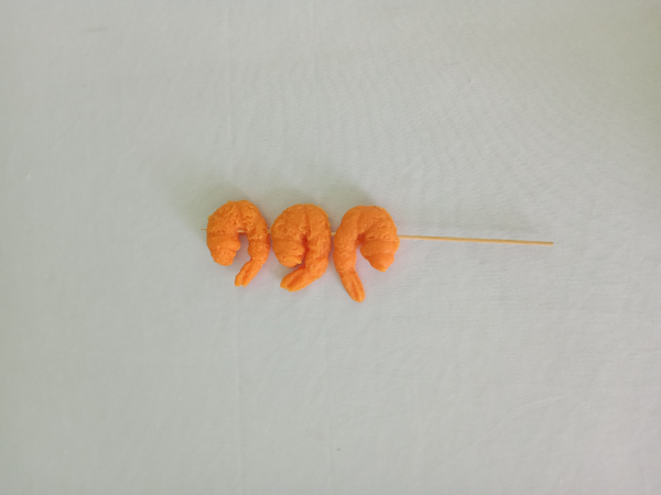 Tôm surimi_mô hình xiên que bằng nhựa