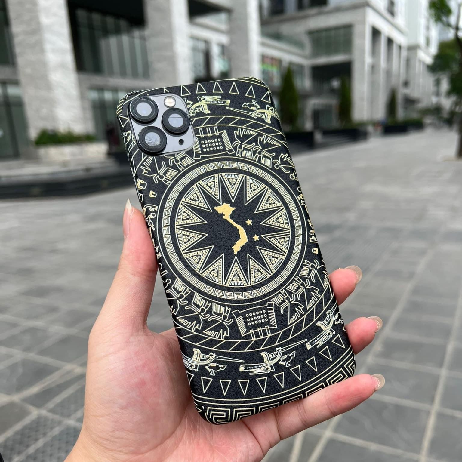 Dán Skin trống đồng nhám vàng cho Iphone 5/5s đến 14romax và máy Androi Dán full các cạnh viền chống xước