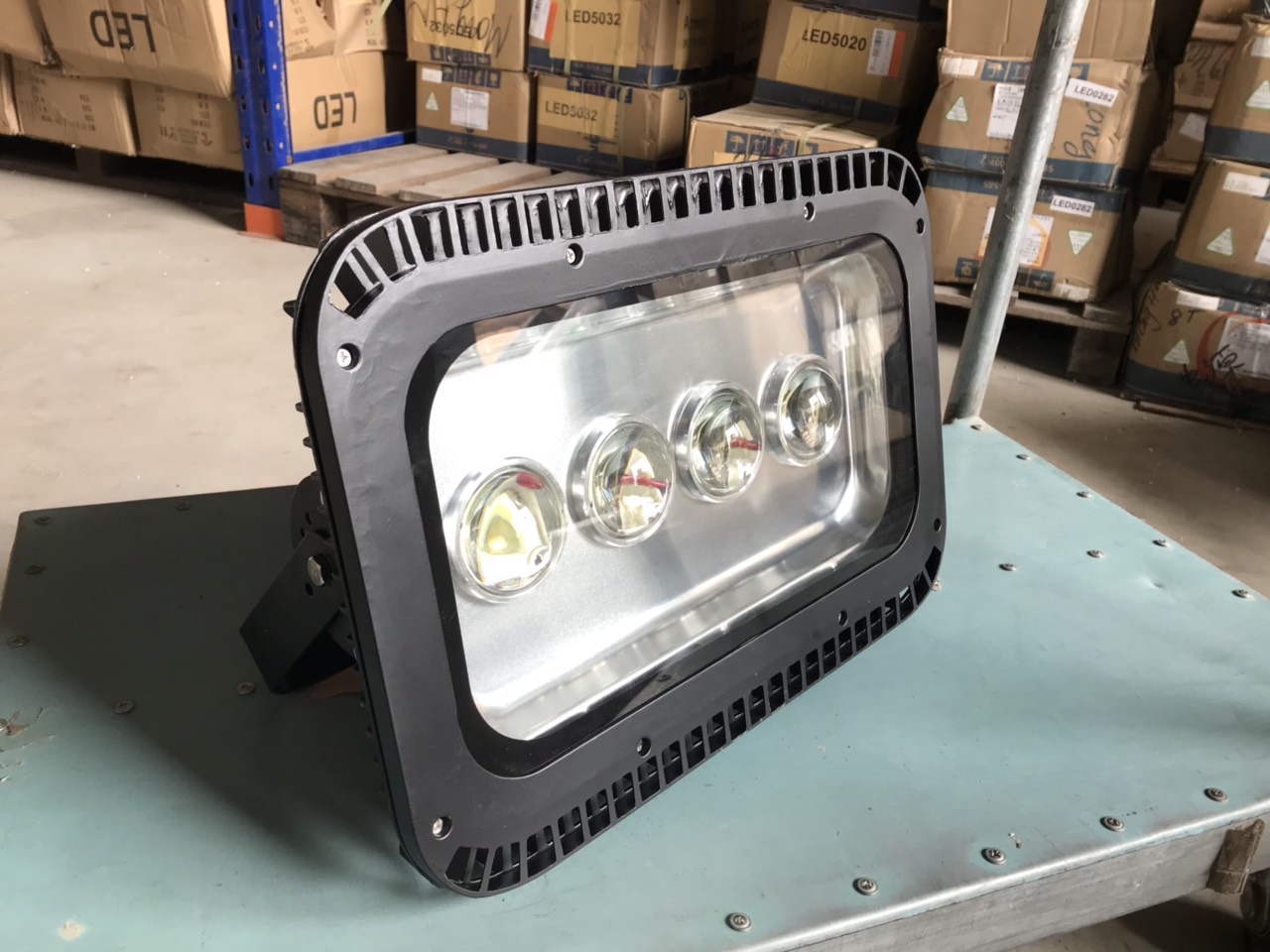 Đèn pha LED 200W chip COB có thấu kính chiếu xa