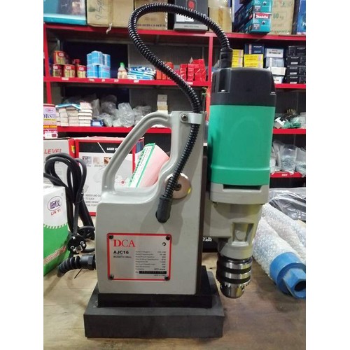 16mm máy khoan từ 900w dca ajc16 công xuất: 900w điện áp: 220v-50hz đường kính mũi khoan: 16mm lực hút từ tính: 11500n tốc độ không tải: 450 vòng/phút