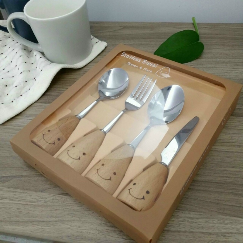 SET 4 CHI TIẾT THÌA DĨA DAO CÁN GỖ MẶT CƯỜI