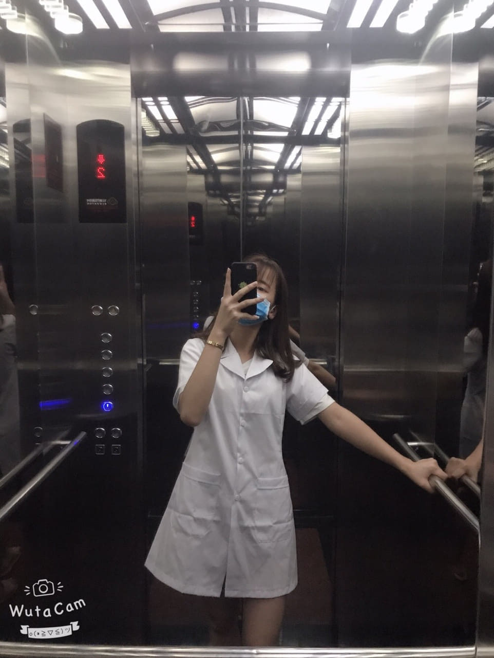 Áo blu trắng dáng lỡ - Áo ôm dáng thon gọn