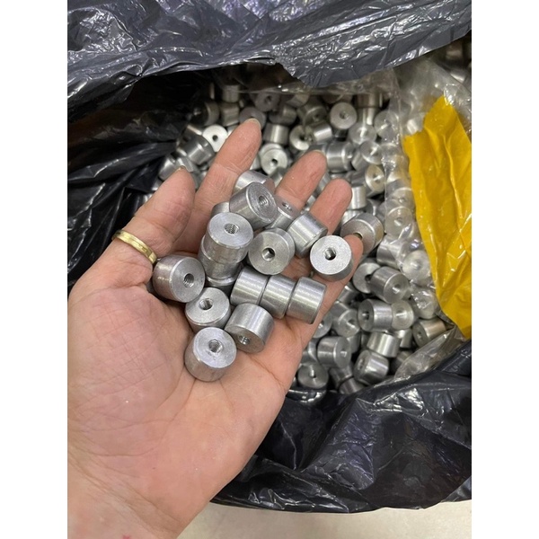 Ắc nhôm đóng vô gù tay lái răng lỗ 6ly ( lớn hơn ghi đông xe thì tự mài )