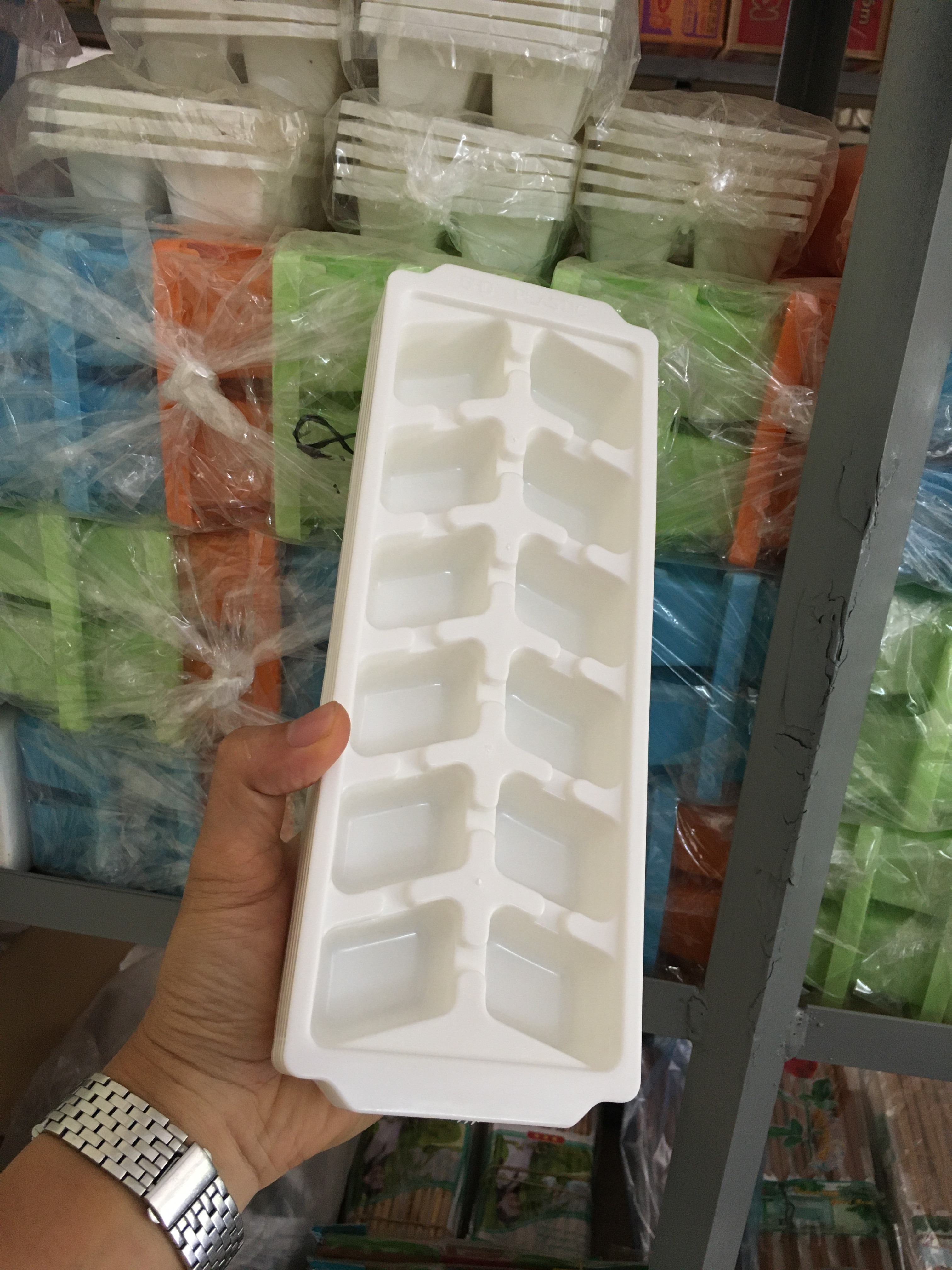 khay làm đá bằng nhựa 12  viên