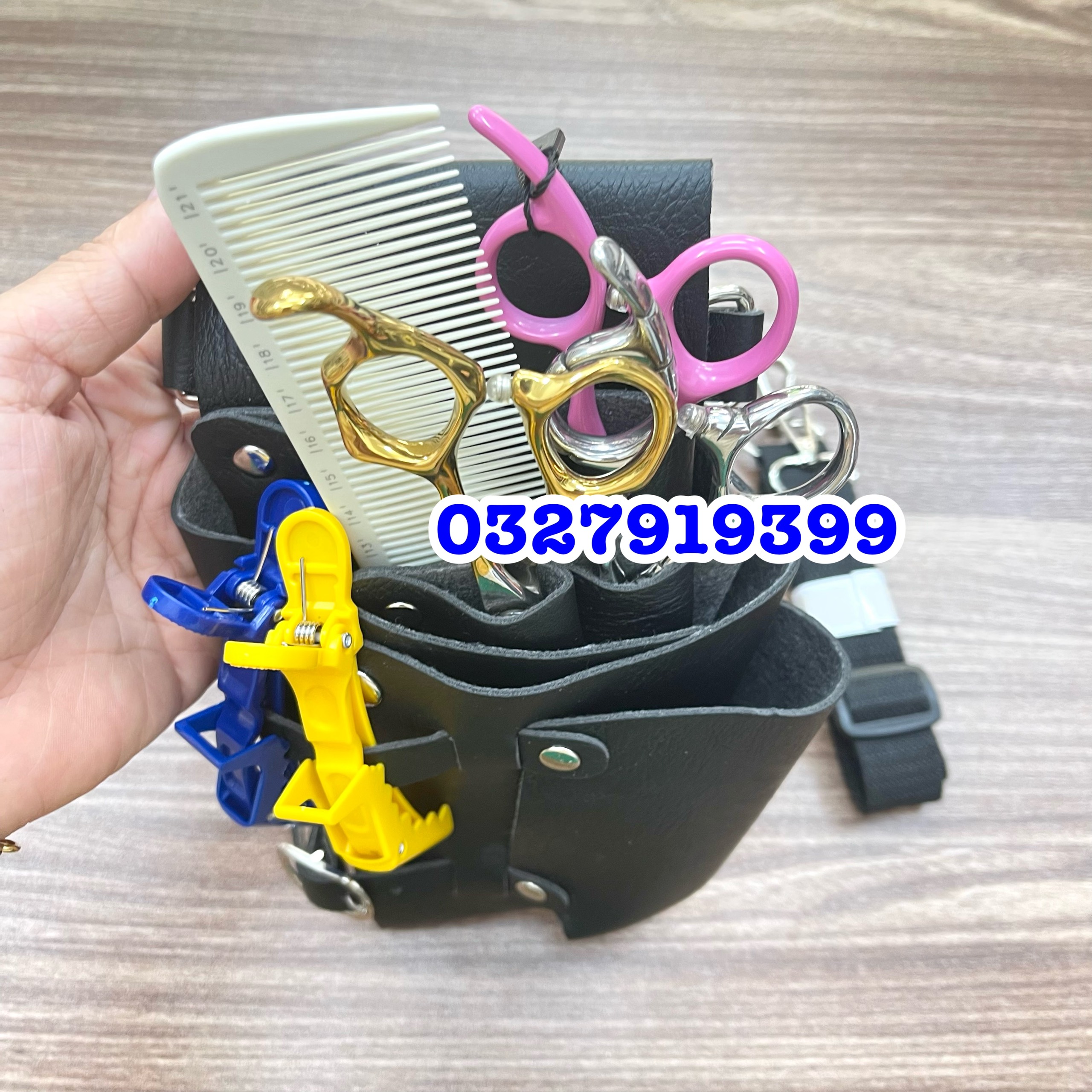 Túi đeo đựng kéo cắt tóc B06 - Chất liệu simili bền đẹp - Kích thước 23x15cm - Dây đeo 1m07 - Thích hợp đeo hông hoặc chéo - Túi đa ngăn tiện lợi - Sản phẩm tóc chuyên nghiệp