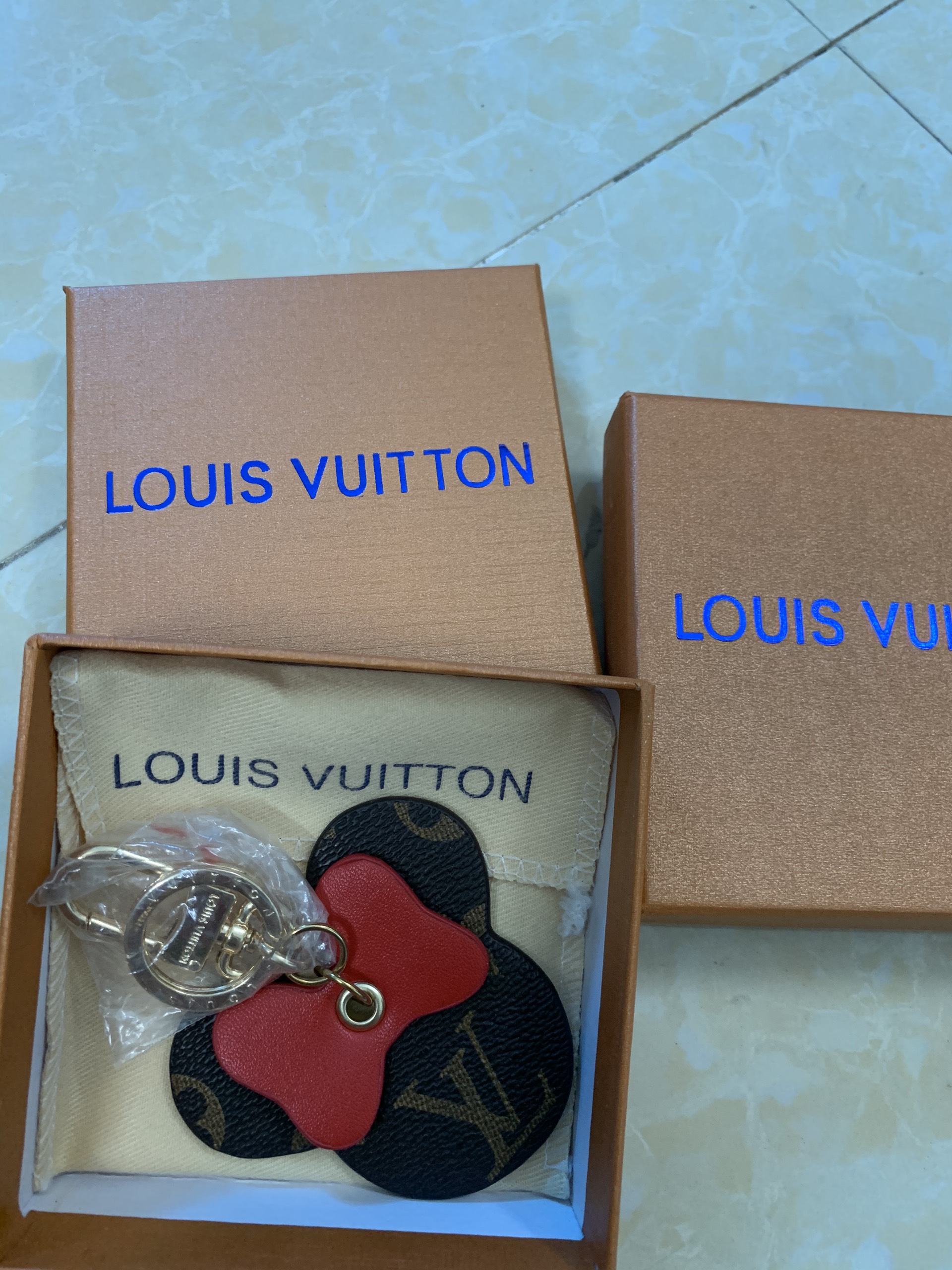 Móc khoá LV Mickey hàng cao cấp full box (màu hồng)