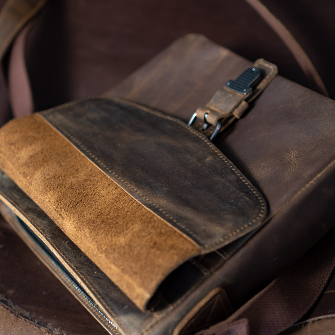 Túi đeo chéo da bò nam cao cấp | Messenger bag basic 10.5in | Manuk leather (Túi da Ipad)