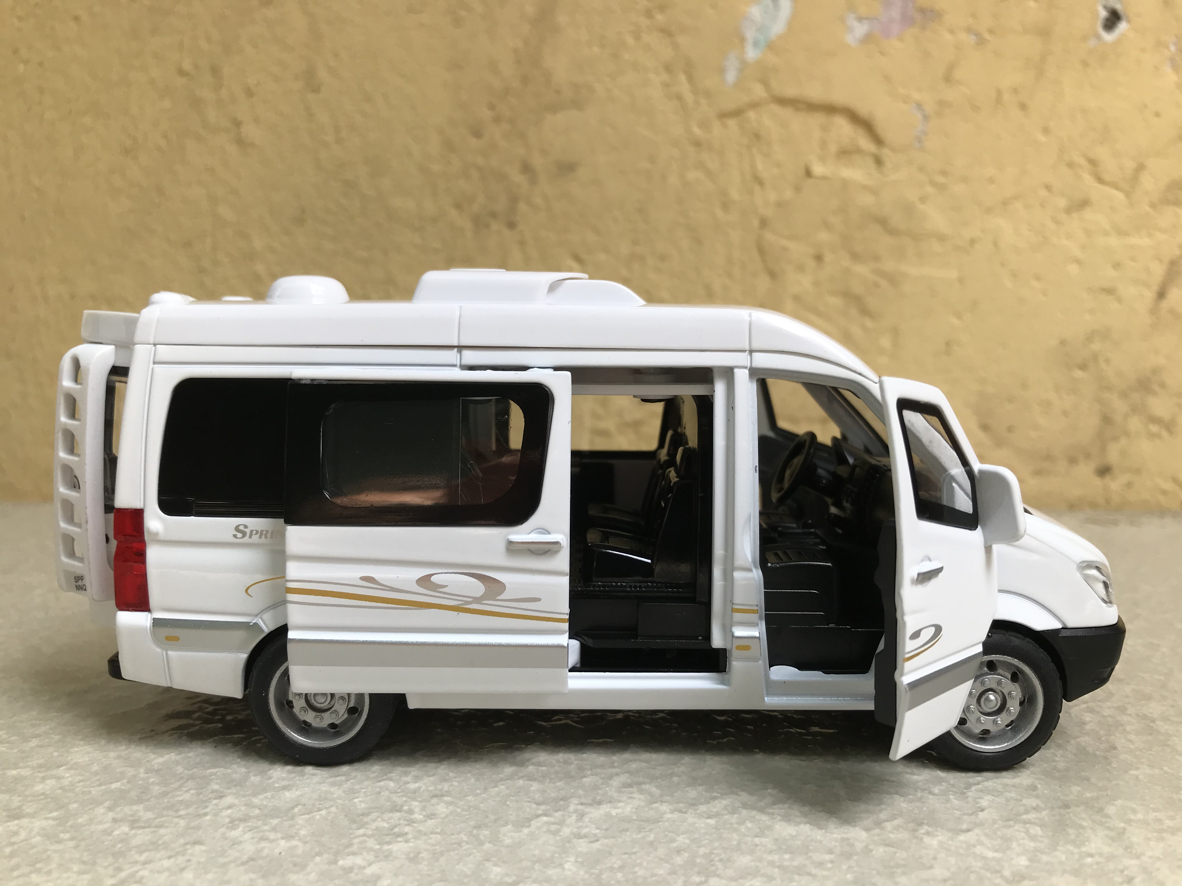 Mô hình xe Mercedes -Benz Sprinter 16 chổ - 1:32