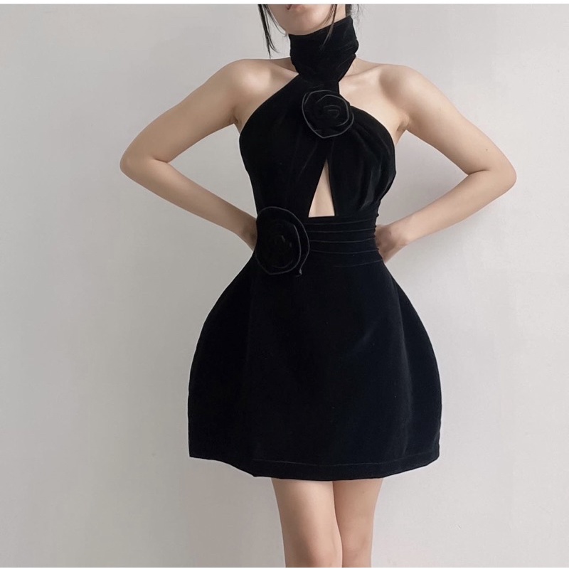Đầm Cổ Yếm Đính Hoa Cut Out Sang Trọng