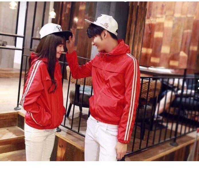 Áo khoác gió cặp Chất liệu : gió 2 lớp dày dặn Màu sắc : 2 mau Xưởng nhận ship hàng toàn quốc Size L dưới 60kg Size XL trên 60k